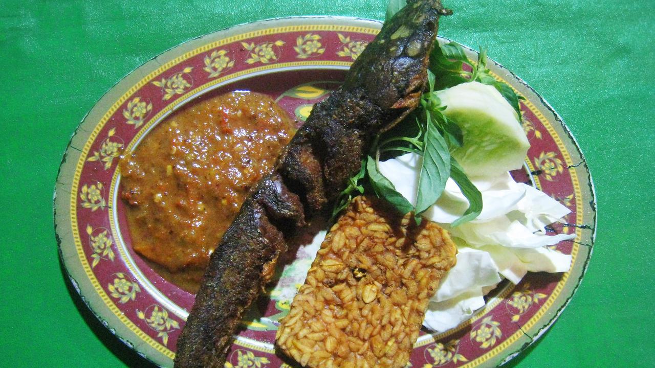 pecel Pecel lele dengan sambel kacang.